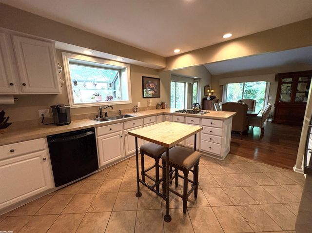 1734 Snowden Circle, Rochester Hills, MI 48306