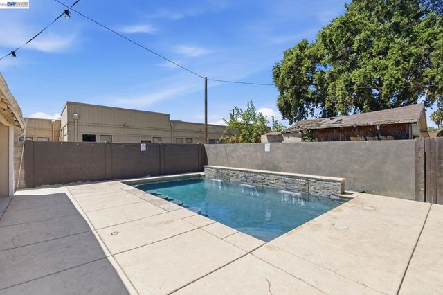 1330 W Park St, Stockton, CA 95203