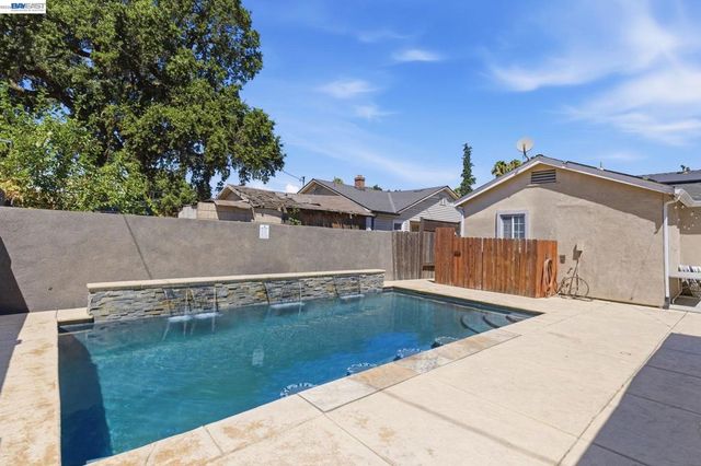 1330 W Park St, Stockton, CA 95203