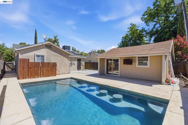 1330 W Park St, Stockton, CA 95203