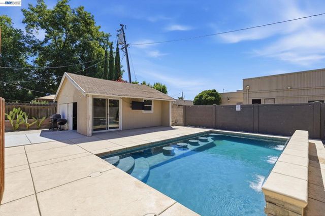 1330 W Park St, Stockton, CA 95203