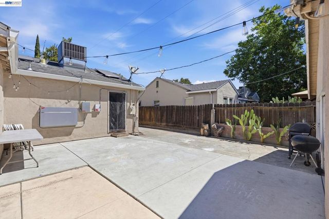 1330 W Park St, Stockton, CA 95203
