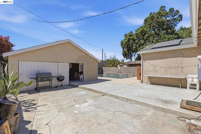 1330 W Park St, Stockton, CA 95203