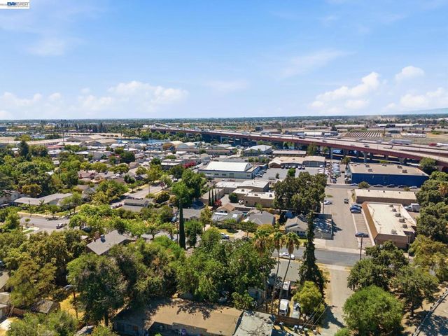 1330 W Park St, Stockton, CA 95203