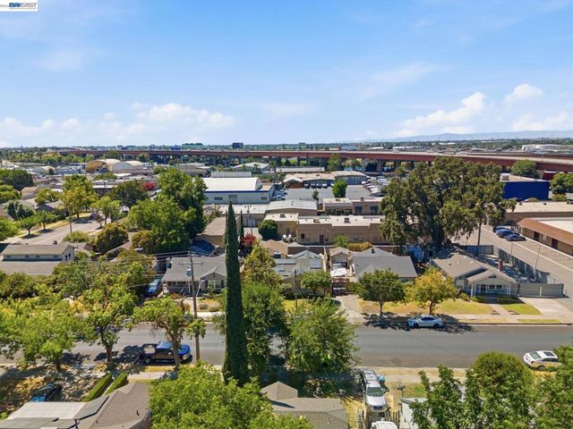 1330 W Park St, Stockton, CA 95203