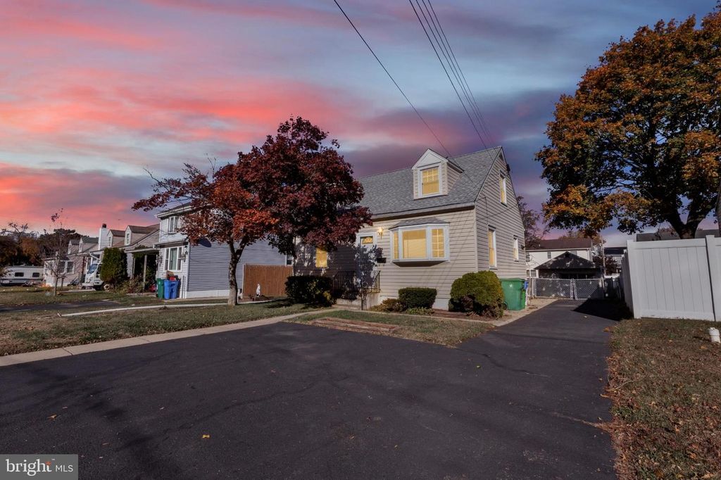 2349 DIXON AVE, Croydon, PA 19021