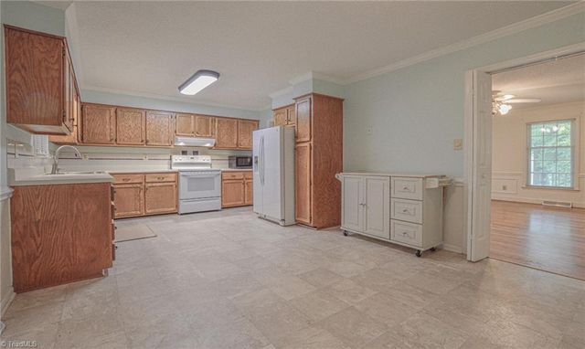 804 Newington Drive, Clemmons, NC 27012