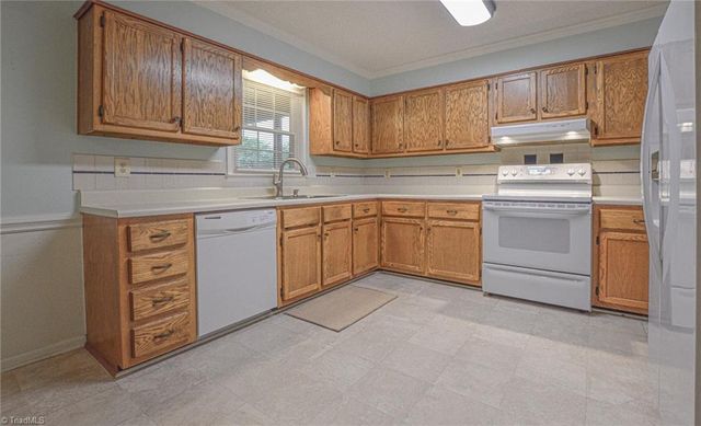 804 Newington Drive, Clemmons, NC 27012