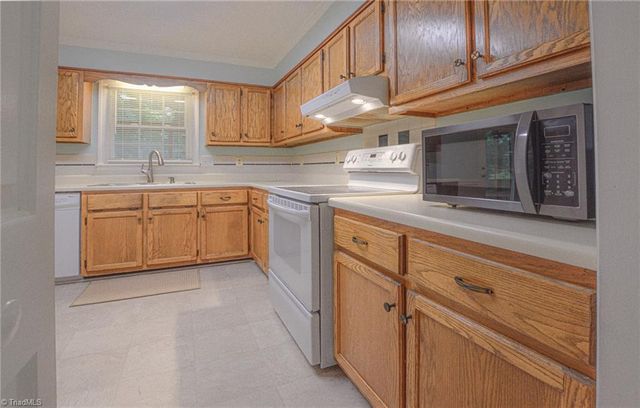 804 Newington Drive, Clemmons, NC 27012