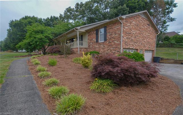804 Newington Drive, Clemmons, NC 27012