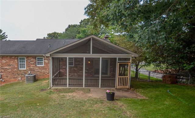 804 Newington Drive, Clemmons, NC 27012