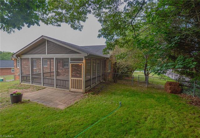 804 Newington Drive, Clemmons, NC 27012