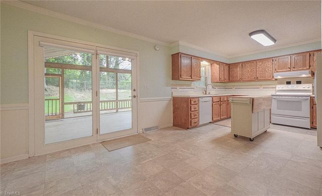 804 Newington Drive, Clemmons, NC 27012
