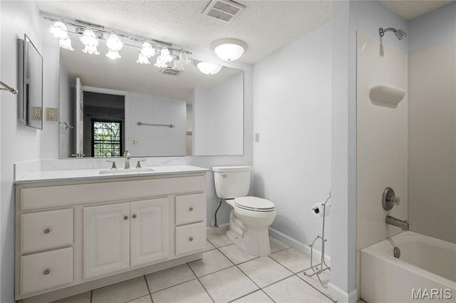 5581 Baronridge Drive 5, St Louis, MO 63129