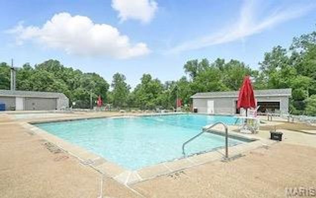 5581 Baronridge Drive 5, St Louis, MO 63129