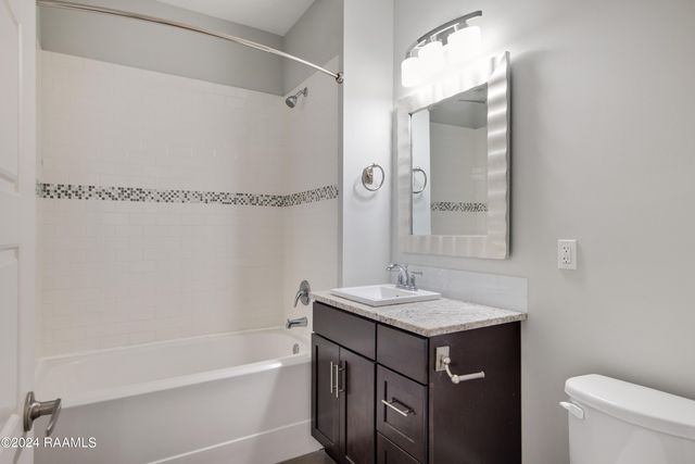 310 Highland Oaks Lane, Lafayette, LA 70508