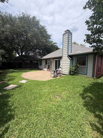 2707 Red Oak Drive, Grand Prairie, TX 75052