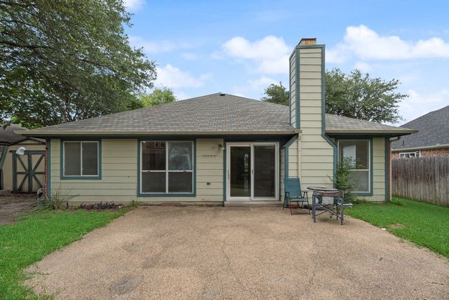 2707 Red Oak Drive, Grand Prairie, TX 75052