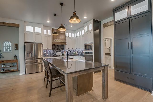 800 Argos Road, Yukon, OK 73099