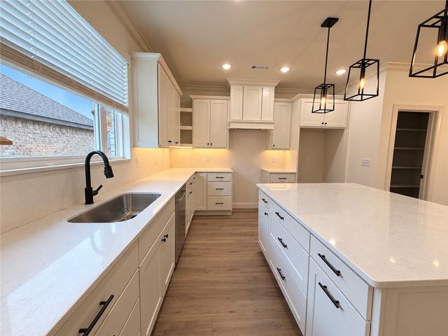 6703 SW Orange Avenue, Bentonville, AR 72713
