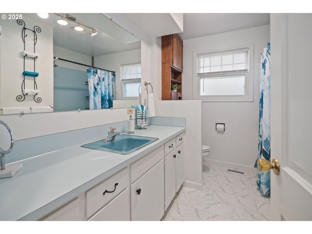 4196 WARD Dr Ne, Salem, OR 97305