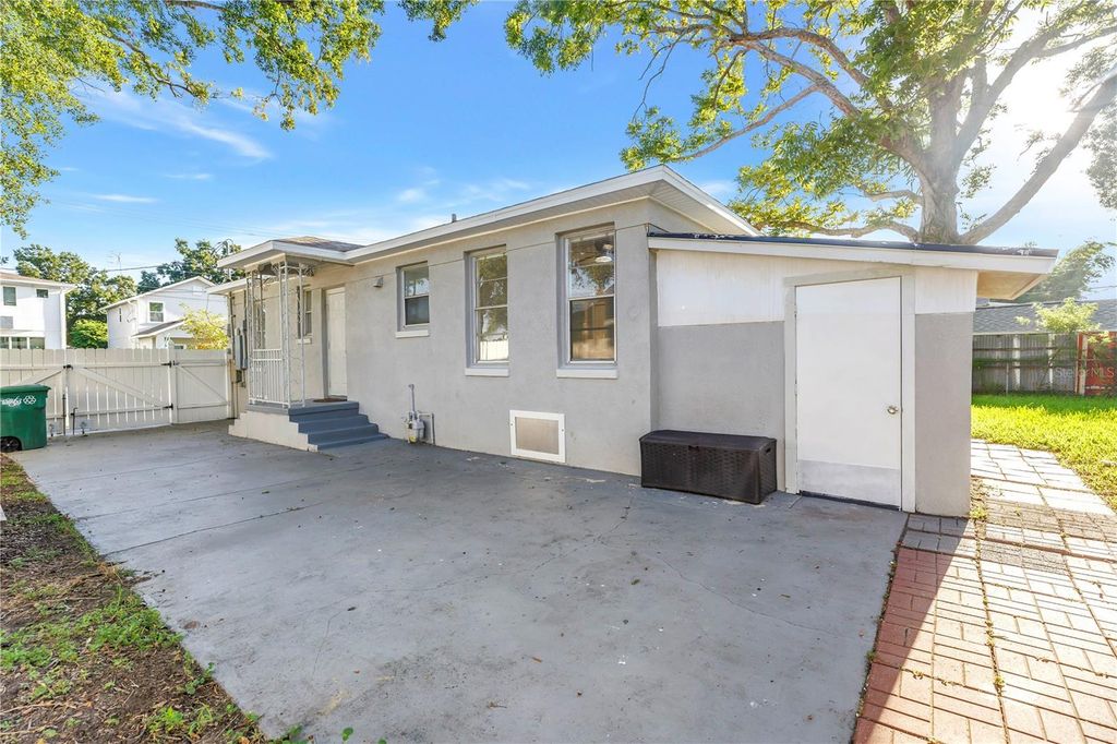 Image 30 of property listing at 2906 W MAIN STREET, Tampa, FL 33607