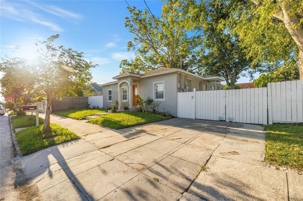 Image 38 of property listing at 2906 W MAIN STREET, Tampa, FL 33607