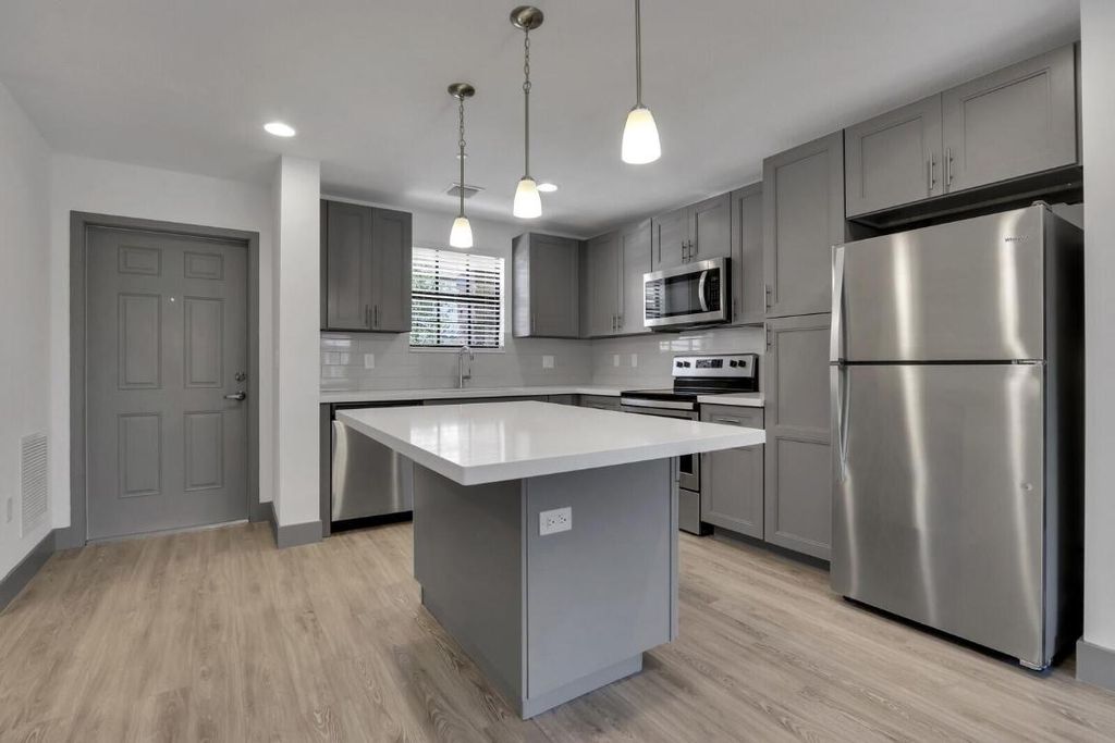 630 NE 14th Court 102, Fort Lauderdale, FL 33304