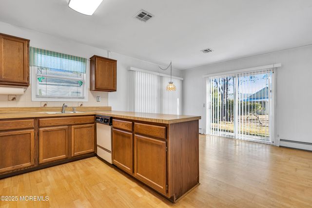 47 Normanton Court, Toms River, NJ 08757