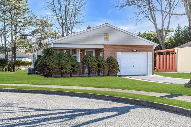 47 Normanton Court, Toms River, NJ 08757