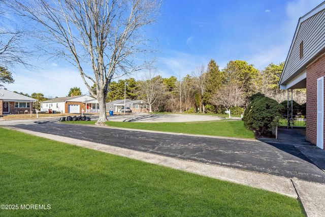 47 Normanton Court, Toms River, NJ 08757