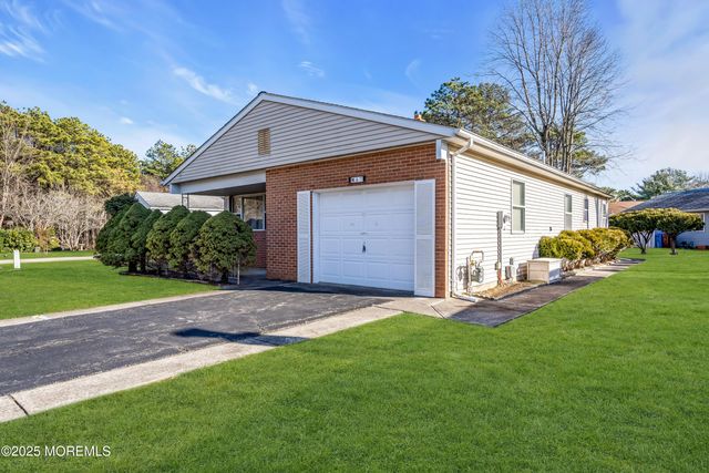 47 Normanton Court, Toms River, NJ 08757