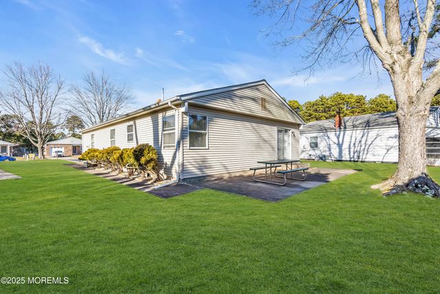 47 Normanton Court, Toms River, NJ 08757