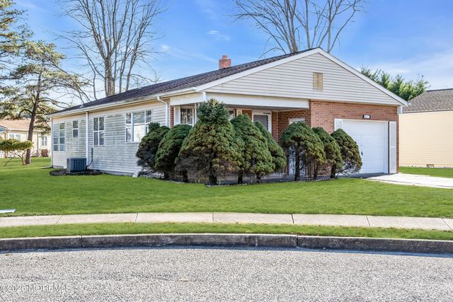 47 Normanton Court, Toms River, NJ 08757