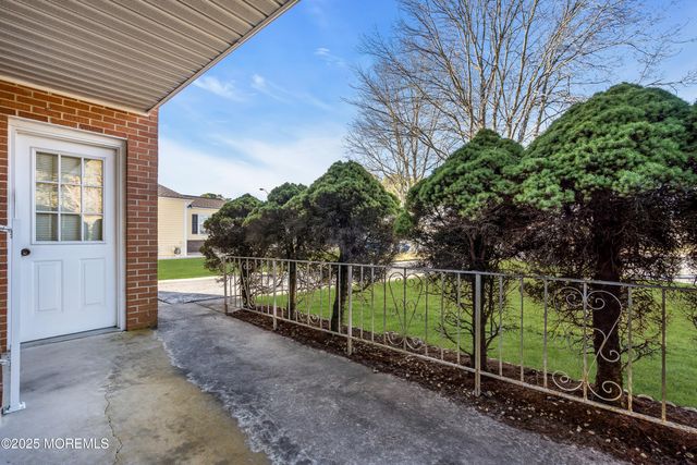 47 Normanton Court, Toms River, NJ 08757