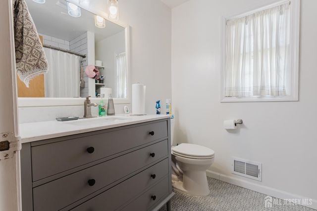 11 Edgeworth Place, New Brunswick, NJ 08901