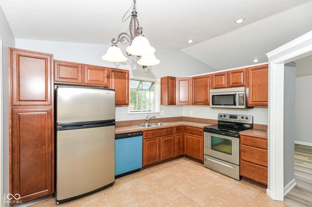 7547 Prairie Lake Drive, Indianapolis, IN 46256