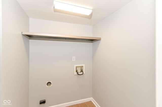 7547 Prairie Lake Drive, Indianapolis, IN 46256