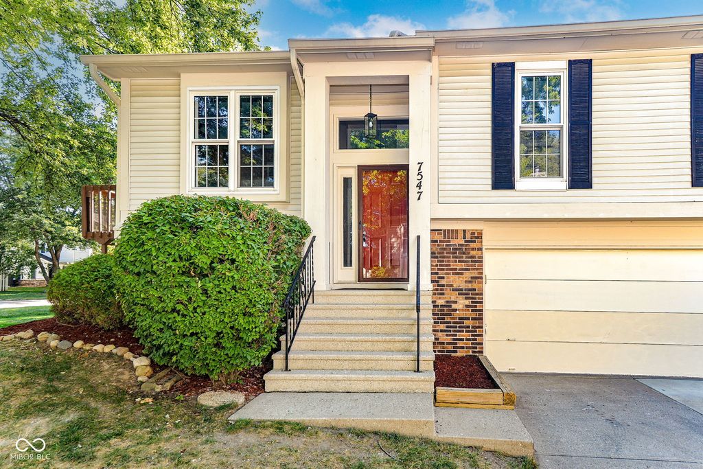 7547 Prairie Lake Drive, Indianapolis, IN 46256