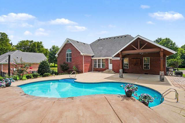 1035 Margaret Dr, Hendersonville, TN 37075