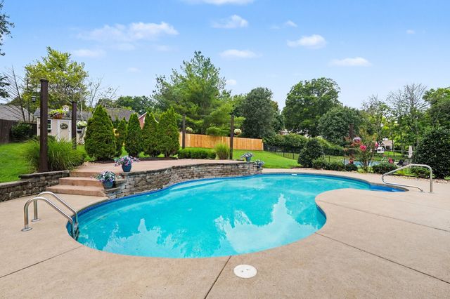 1035 Margaret Dr, Hendersonville, TN 37075