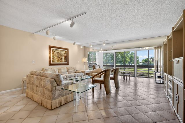 5561 Fairway Park Drive 203, Boynton Beach, FL 33437