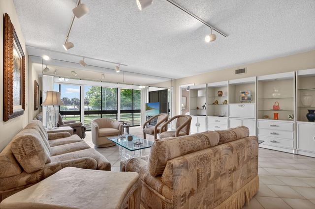 5561 Fairway Park Drive 203, Boynton Beach, FL 33437