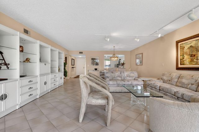 5561 Fairway Park Drive 203, Boynton Beach, FL 33437