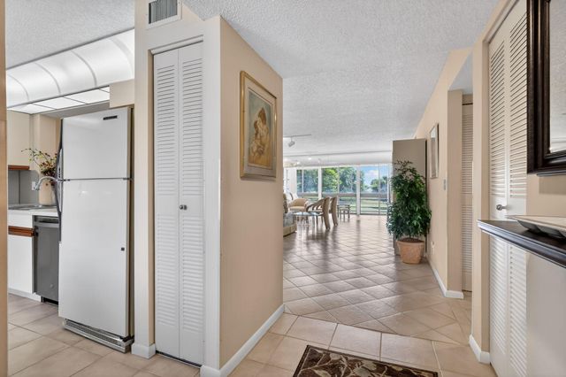 5561 Fairway Park Drive 203, Boynton Beach, FL 33437
