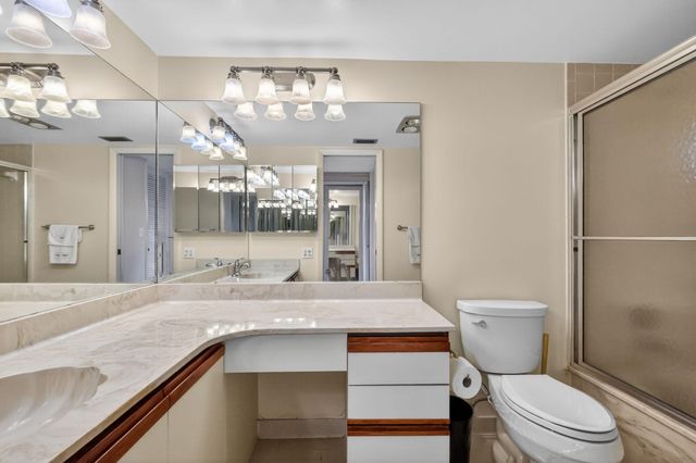 5561 Fairway Park Drive 203, Boynton Beach, FL 33437