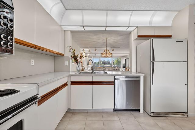 5561 Fairway Park Drive 203, Boynton Beach, FL 33437