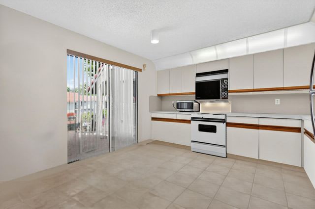 5561 Fairway Park Drive 203, Boynton Beach, FL 33437