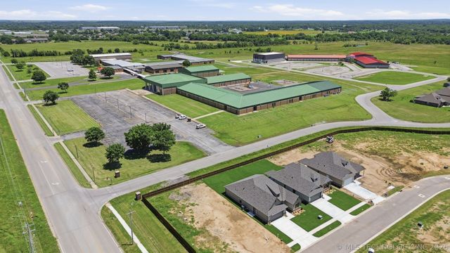 1005 S Chickasaw Street, Skiatook, OK 74070