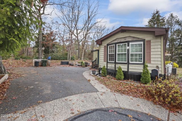 6 Taft Street, Howell, NJ 07731